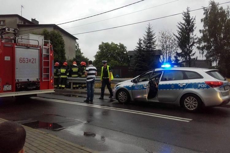 Fatalny wypadek w Radlinie - renault wbity w barierki (zdj.), policja Wodzisław Śląski