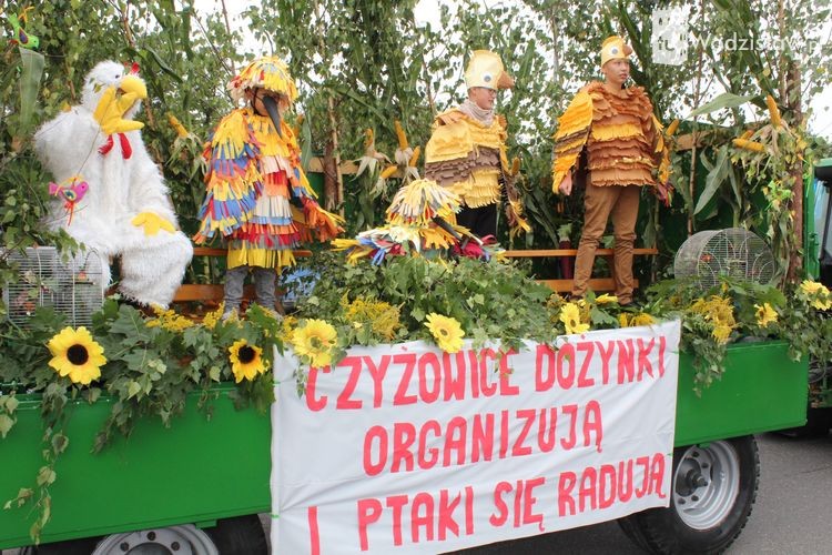 Dożynki w Gorzycach - korowód, tłumy mieszkańców, Tomasz Raudner