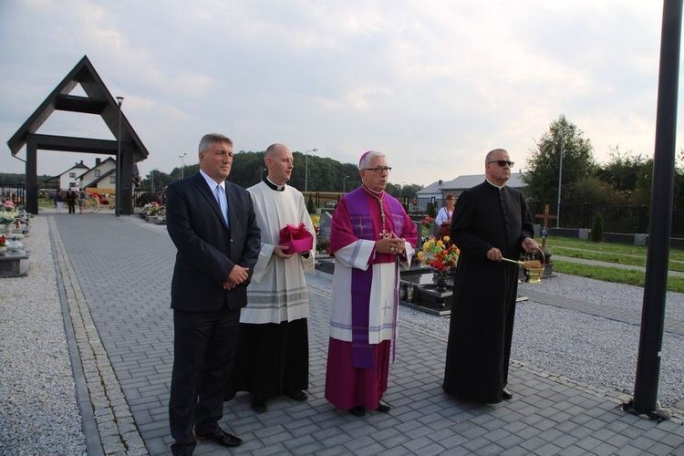 Abp Wiktor Skworc pobłogosławił Nieboczowy i kościół, ks. S. Kreczmański