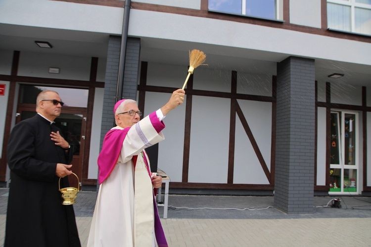 Abp Wiktor Skworc pobłogosławił Nieboczowy i kościół, ks. S. Kreczmański