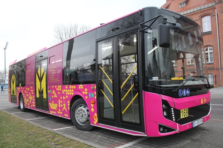 Nowy autobus pod Urzędem Miasta, Mateusz Szumilas