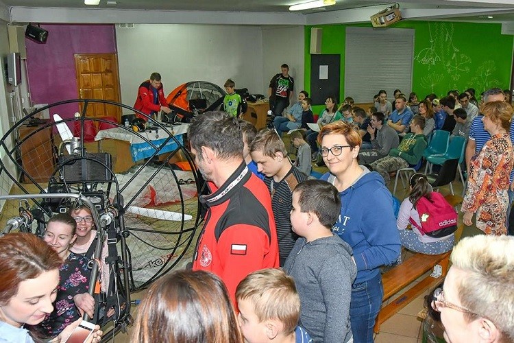 Mistrz świata w motoparalotniarstwie na spotkaniu z uczniami, ZPSWR