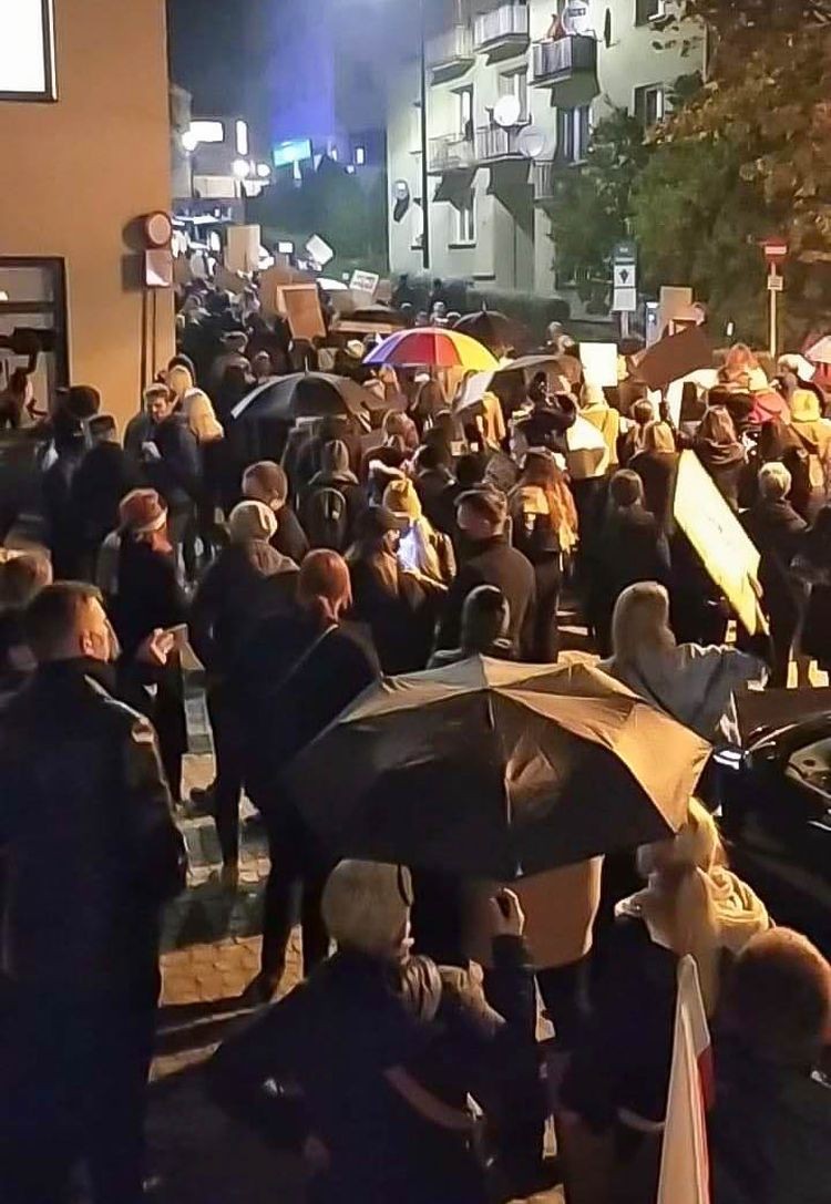 Tłum protestujących na ulicach Wodzisławia, Monika Mikółka