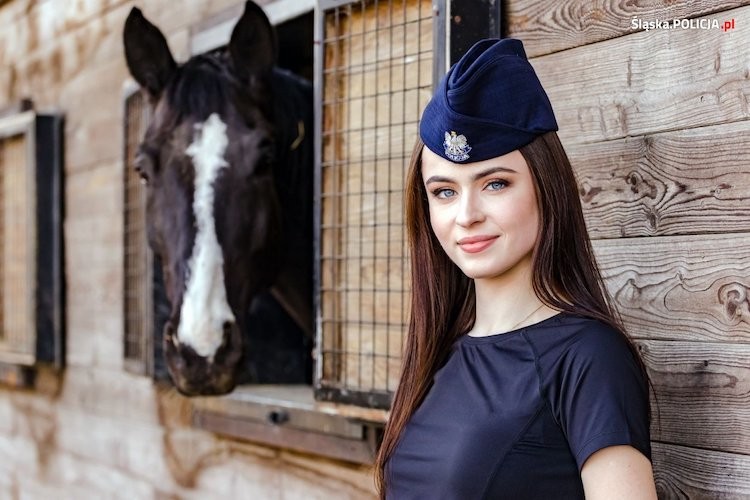 Mundur ma kobiecą twarz! Miss Polski zachęca do służby w szeregach policji, Aleksander Van