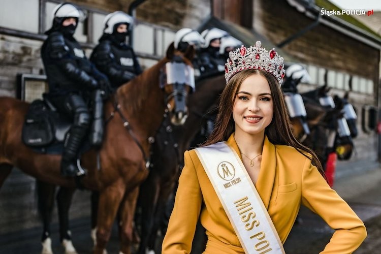 Mundur ma kobiecą twarz! Miss Polski zachęca do służby w szeregach policji, Aleksander Van