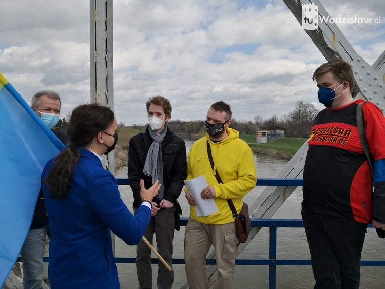 Ślązacy z Czech i Polski spotkali się na moście granicznym, ww