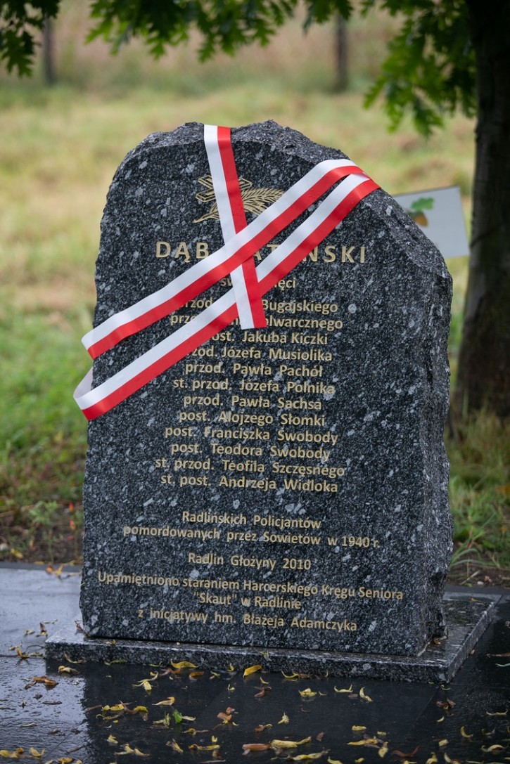 Odsłonięto tablicę pamięci pomordowanych w Katyniu, UM Radlin