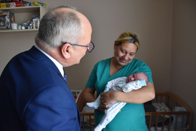 Starosta odwiedził pierwsze dziecko uchodźców urodzone w powiecie, Powiat wodzisławski