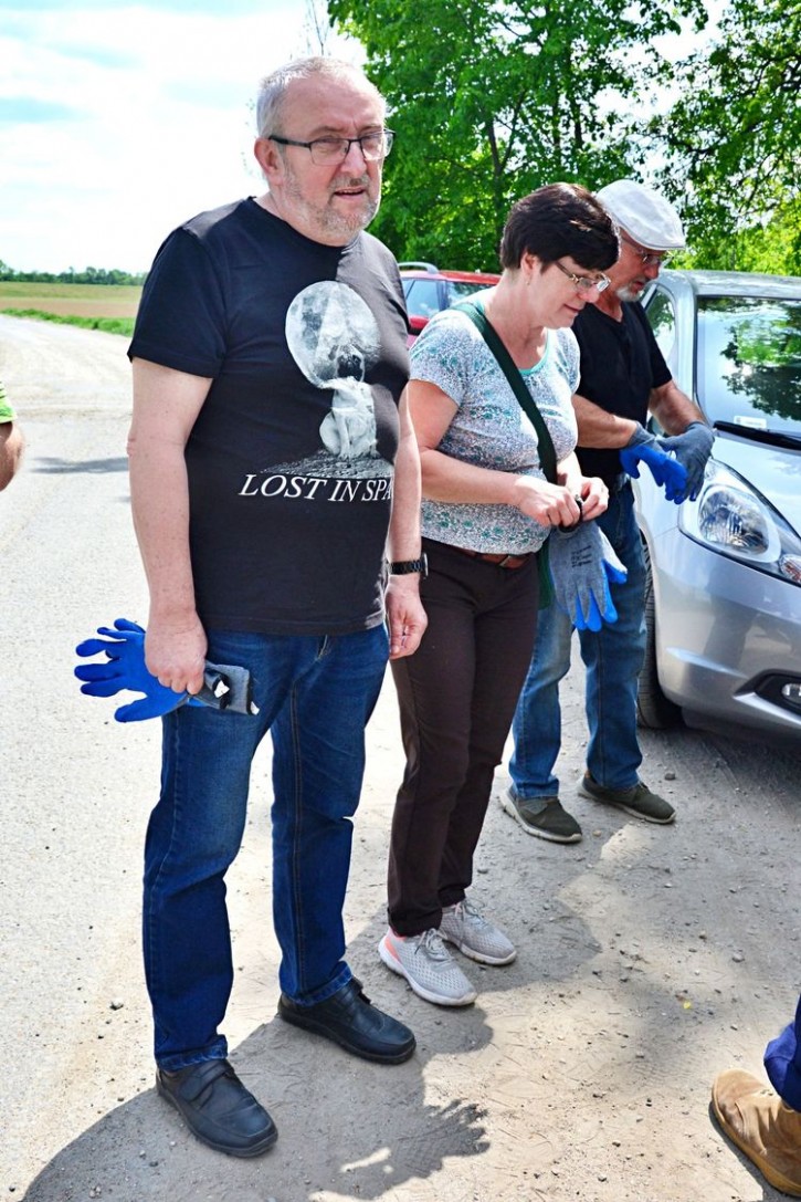 Regionaliści sprzątali brzegi Odry. Były butelki, opony, a nawet sedes, Damian Bizoń
