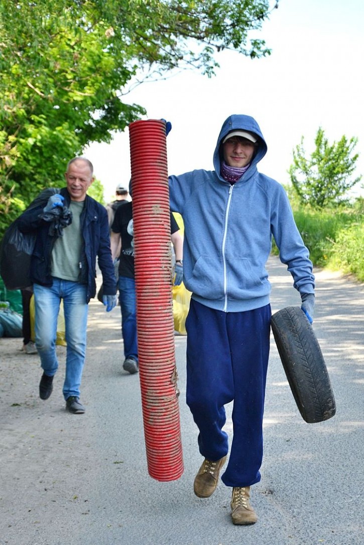 Regionaliści sprzątali brzegi Odry. Były butelki, opony, a nawet sedes, Damian Bizoń