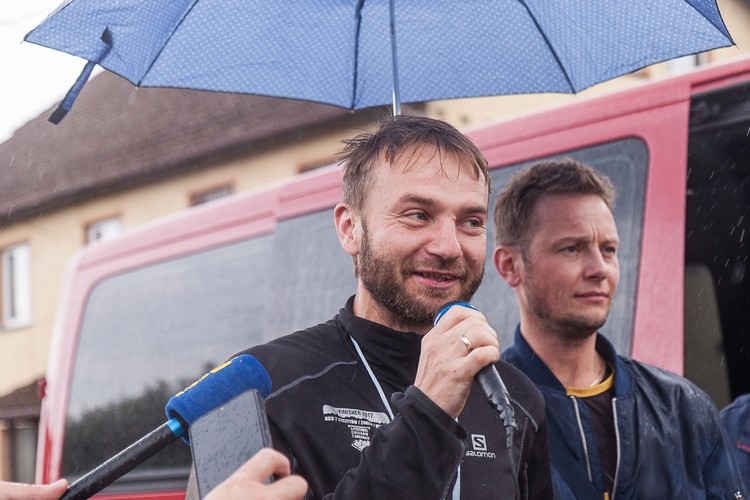 Rogów: Powitali swojego bohatera. Tomasz Wieczorek ukończył ultramaraton, Iwona Wrożyna