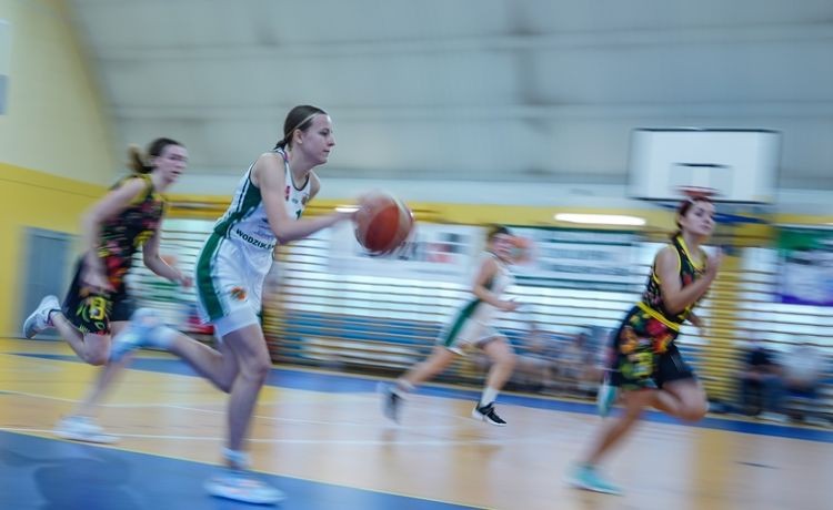 Koszykarki zwycięskie. Olimpia wygrywa z UKS-em Dwójka (98:44), Grzegorz Matla