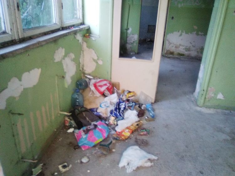 Os. Piastów: śmieci, smród i nocne libacje. Mieszkańcy mają dość takiego sąsiedztwa, 