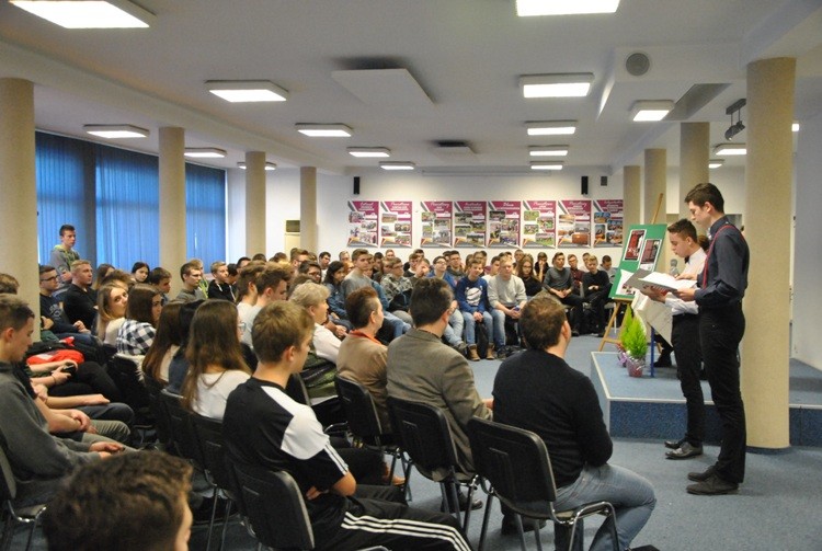 Pisarz i absolwent szkoły odwiedził uczniów „Budowlanki”, materiały prasowe ZST Wodzisław Śląski