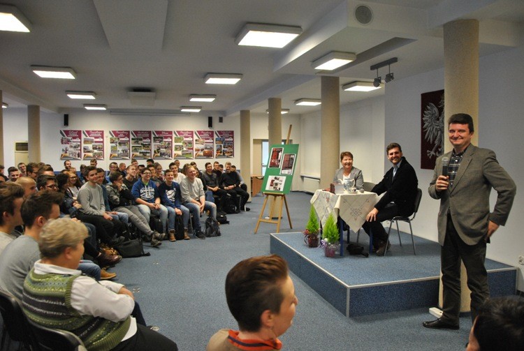 Pisarz i absolwent szkoły odwiedził uczniów „Budowlanki”, materiały prasowe ZST Wodzisław Śląski