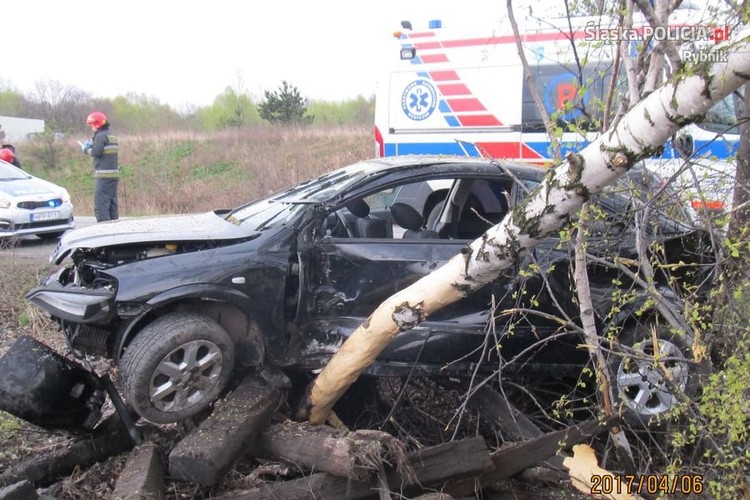 Niebezpieczny wypadek z udziałem 33-letniego mieszkańca Rydułtów. Uderzył w drzewo i latarnię, KMP Rybnik