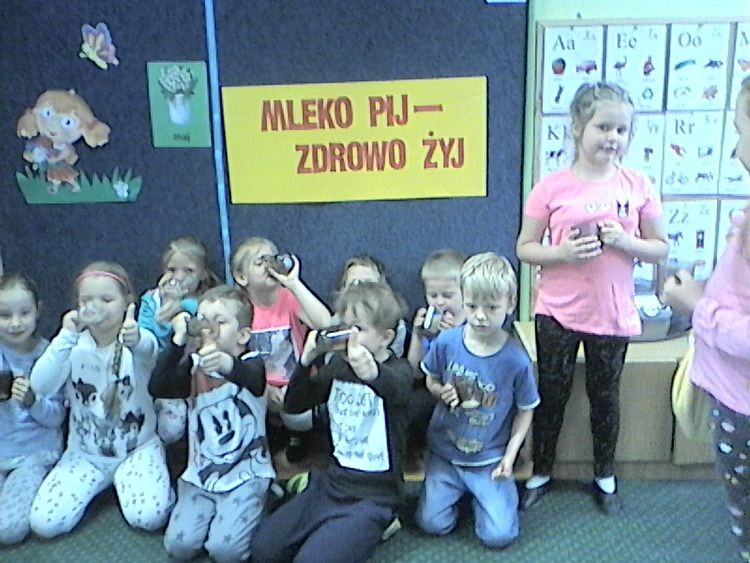 Przedszkolaki z Wodzisławia zachęcały mieszkańców do picia mleka, ZS nr 1 w Wodzisławiu Śląskim