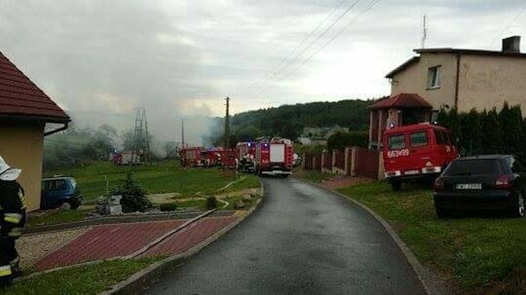 Przez wiele godzin strażacy walczyli z pożarem w Pszowie, OSP Pszów