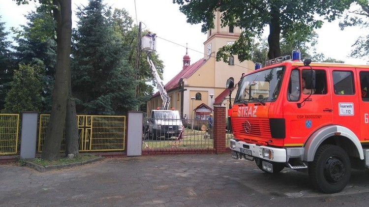 130 interwencji strażaków i 1300 mieszkańców bez prądu to bilans piątkowej nawałnicy, OSP Radoszowy w Rydułtowach