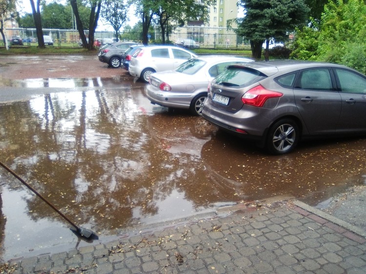 Alert: w czasie deszczu nie można wejść do szpitala w Wodzisławiu, mat. nadesłane