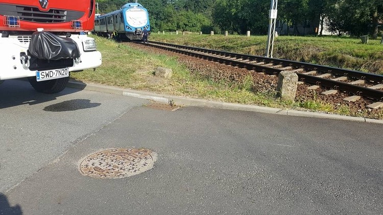 Bełsznica: pociąg zahaczył o przejeżdżający samochód. Kierowca uciekł, Wodzisław Śląski i okolice-Informacje drogowe 24h/Facebook