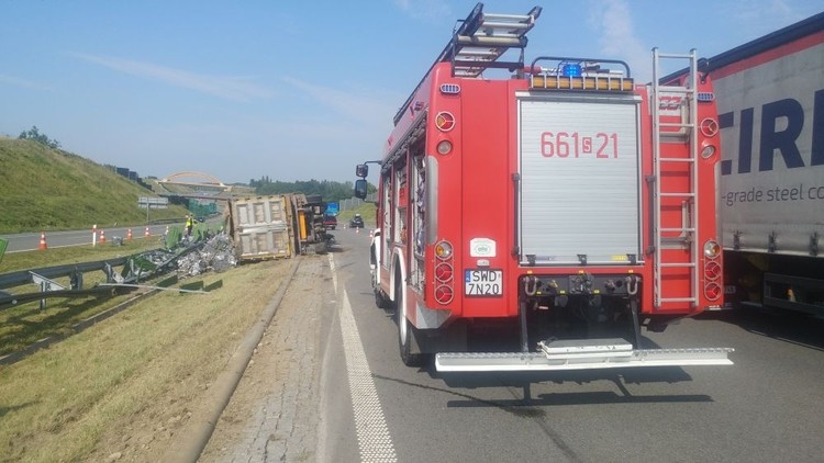 Ciężarówka przewróciła się na A1 w Mszanie, Straż pożarna
