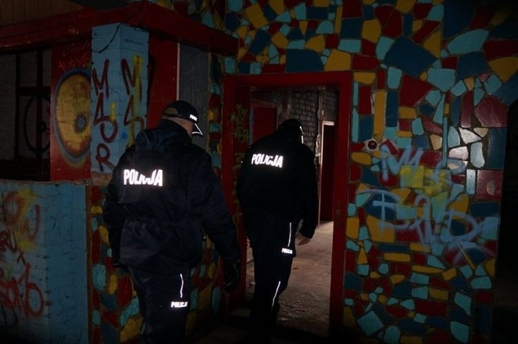 Wodzisławscy policjanci sprawdzają miejsca przebywania bezdomnych, archiwum