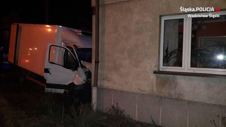 Gołkowice: dostawcze iveco uderzyło w dom (zdjęcia), Policja Wodzisław Śląski