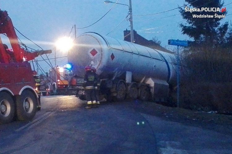 Połomia: kolizja z cysterną wiozącą cztery tony gazu (zdjęcia), Wodzisław Śląski i okolice-Informacje drogowe 24H, Policja Wodzisław Śląski