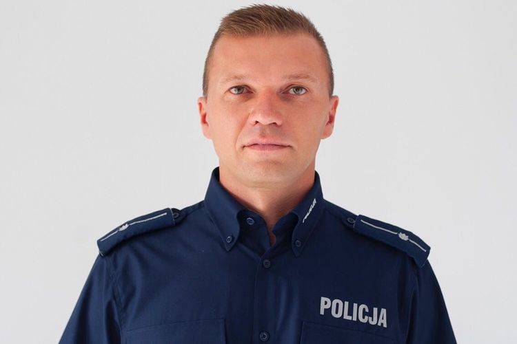 Piękna postawa – dzielnicowy uratował auto stojące obok płonącego tira, Policja Wodzisław Śląski