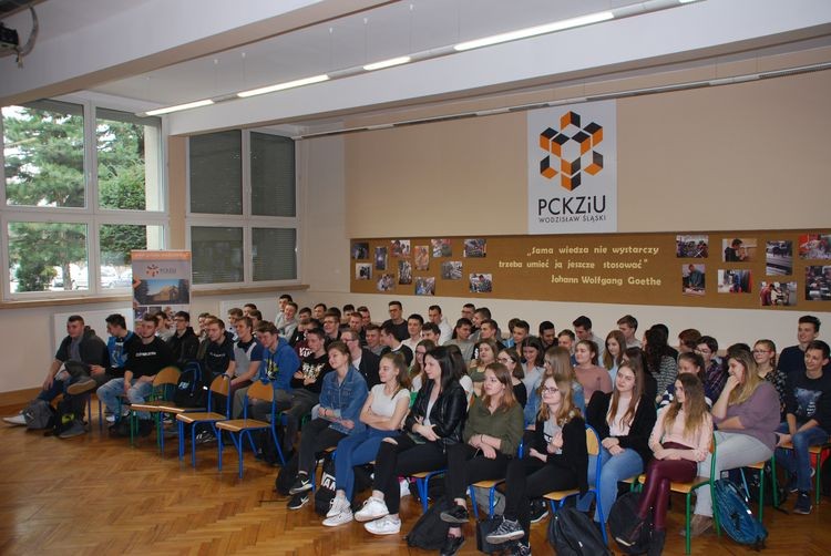 Młodzież PCKZiU poznała proces produkcji pieniędzy, Starostwo Powiatowe w Wodzisławiu Śląskim