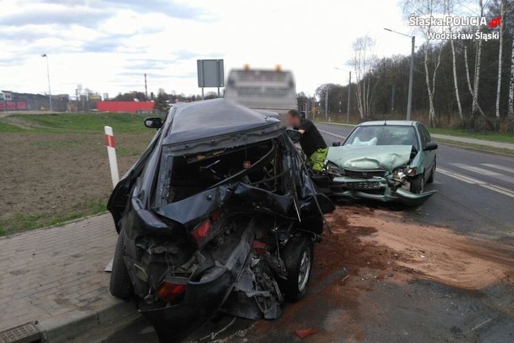 Zmiażdżone auto - to cud, że nikt nie został ranny, Policja Wodzisław Śląski