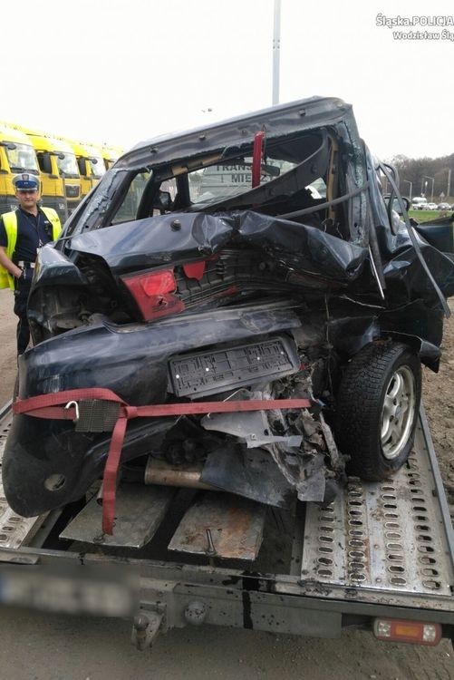 Zmiażdżone auto - to cud, że nikt nie został ranny, Policja Wodzisław Śląski