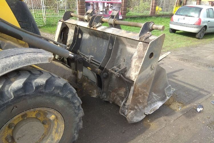 Makabryczny wypadek w Zawadzie - auto zderzyło się z pracującą koparką, zdjęcia czytelnika, zdjęcia policji Wodzisław Śl.