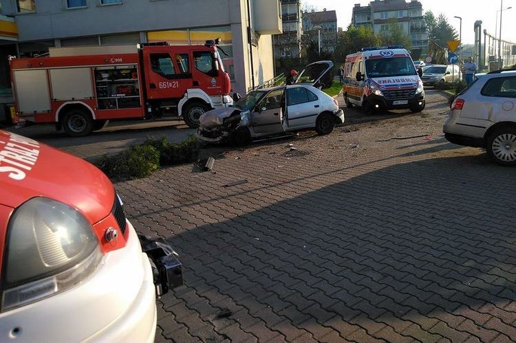Wariacka jazda i rozbite trzy auta na stacji paliw - kobieta zasnęła za kierownicą, Mateusz Kaczmarek