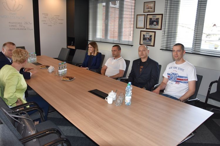 Powiat: firma oferująca przewozy promowe spotkała się ze starostą i uczniami „Ekonomika”, Starostwo Powiatowe w Wodzisławiu Śląskim