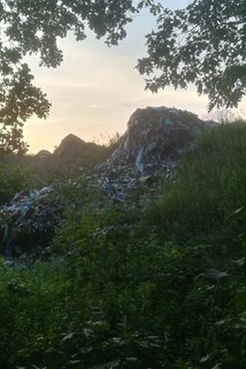 Góra śmieci w Wodzisławiu – widok szokuje i przygnębia, zdjęcie czytelnika