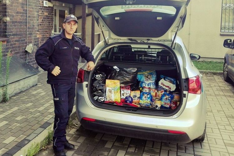 Radlin: dzielnicowi zbierali karmę dla psów, Policja Wodzisław Śląski