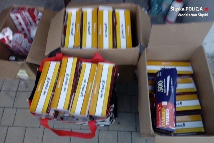 Skrzyszów: Policja zatrzymała handlarza trefnym tytoniem i papierosami (foto, wideo), Policja Wodzisław Śląski