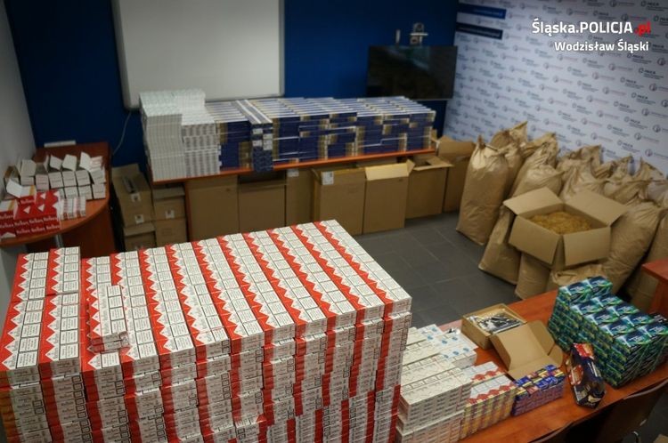 Skrzyszów: Policja zatrzymała handlarza trefnym tytoniem i papierosami (foto, wideo), Policja Wodzisław Śląski