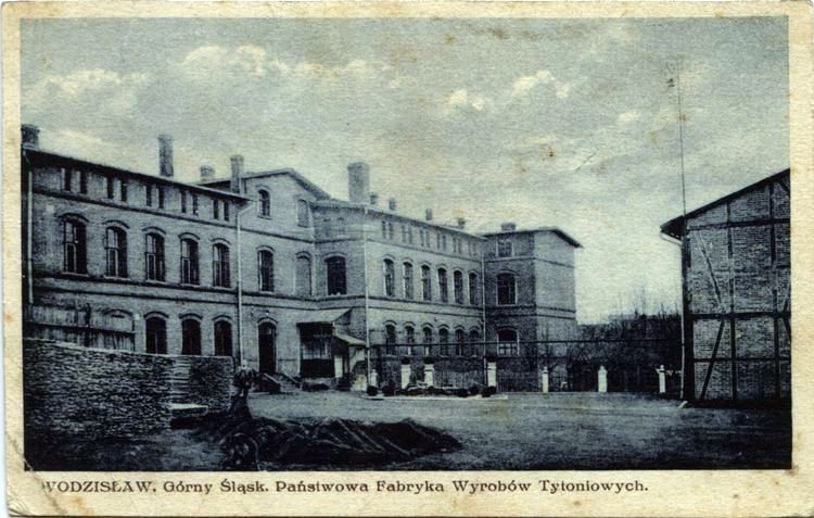 Mieszkaniec przekazał Muzeum cenną skrzynię z fabryki tytoniu, Muzeum w Wodzisławiu Śl.
