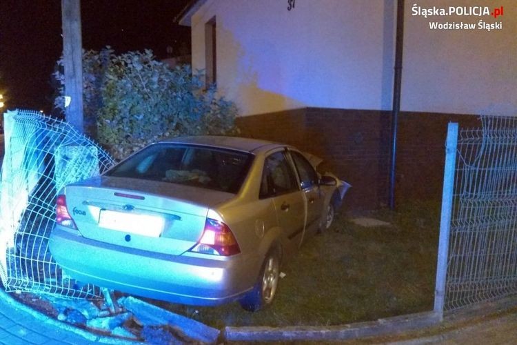 Rydułtowy: Pijany uderzył autem w płot i dom, Policja Wodzisław Śląski
