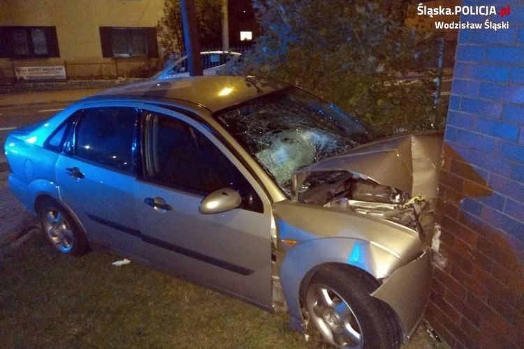 Rydułtowy: Pijany uderzył autem w płot i dom, Policja Wodzisław Śląski