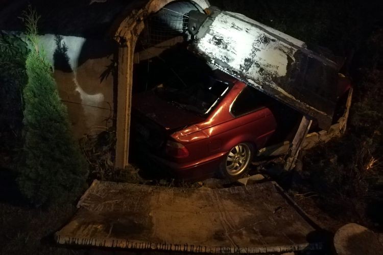 Skrbeńsko: Pijany 20-latek w bmw wbił się w betonowy garaż, Policja Wodzisław Śląski