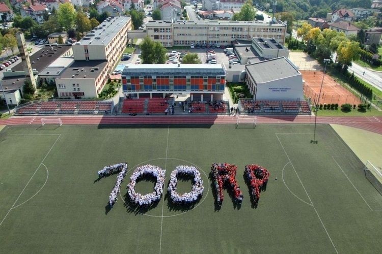 Pół tysiąca uczniów i nauczycieli Budowlanki pozowało do wyjątkowej fotki, Zespół Szkół Technicznych w Wodzisławiu Śl.