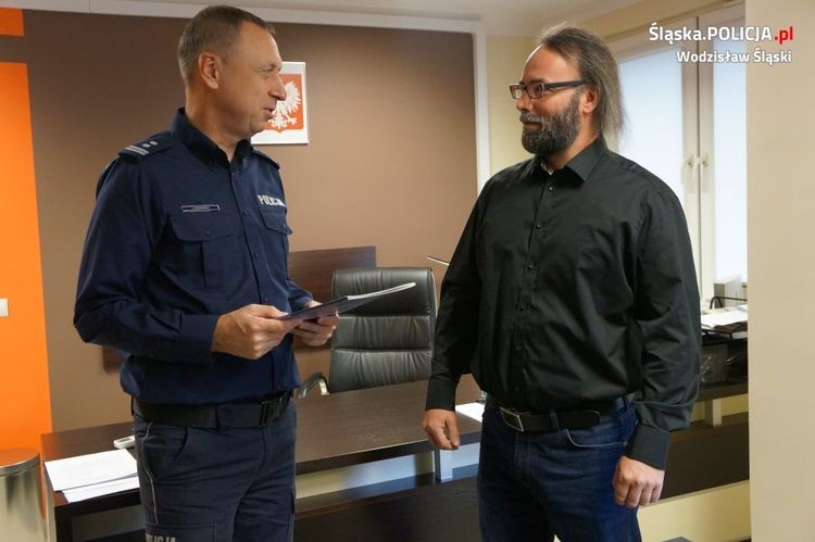 Komendant wodzisławskiej policji podziękował mieszkańcowi za złapanie pijaka, Policja Wodzisław Śląski