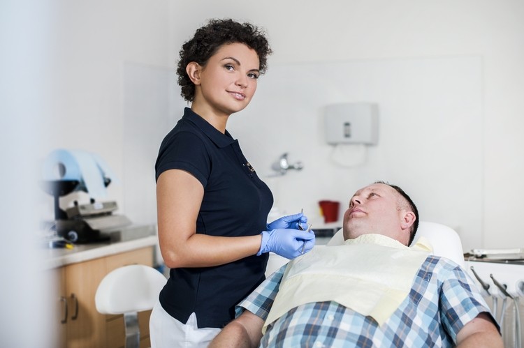 Stomatologia niepełnosprawnych, czyli jak leczyć zęby bez bólu i stresu, materiał partnera