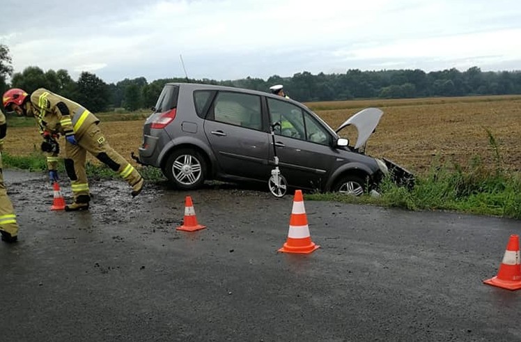 Zasnęła w trakcie jazdy. Samochód wylądował w rowie, Informacje drogowe 24H z powiatu Wodzisław Śląski, Rybnik