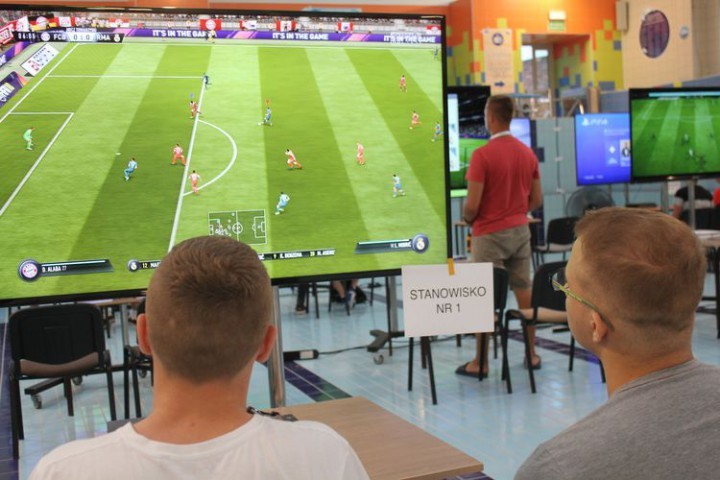 Radny: Miasto wydaje więcej na gry komputerowe niż na sport, Mateusz Szumilas