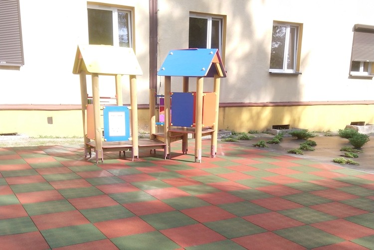 Przy szpitalu w Rydułtowach powstał plac zabaw, PPZOZ w Rydułtowach i  Wodzisław Śląski